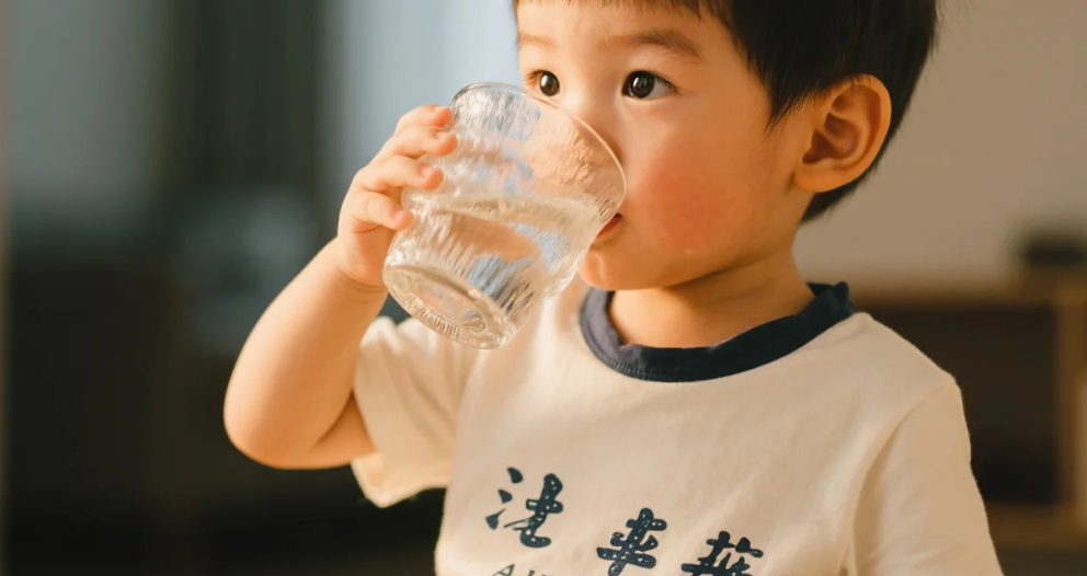 小朋友在喝还原水